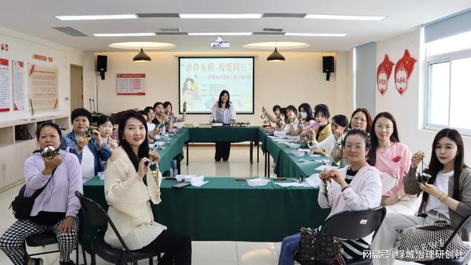 行”——关爱巾帼司机母亲节暖心活动CQ9电子游戏“香伴车程 母爱同(图4)