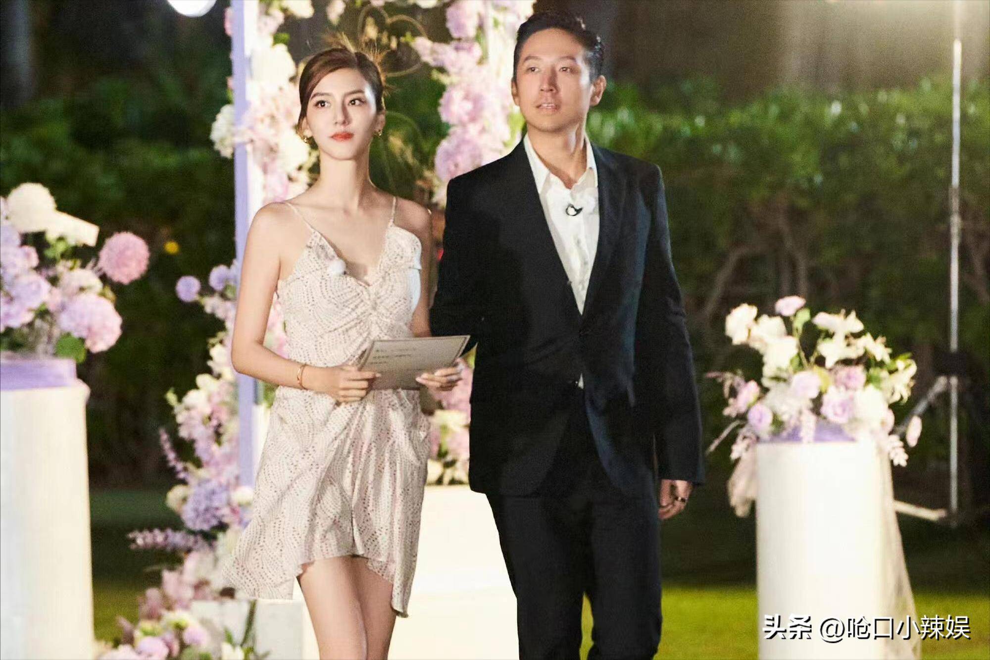 朴素婚纱遭嘲笑网友：一件珠宝都没有？CQ9电子平台吴千语大婚现场照翻车(图4)