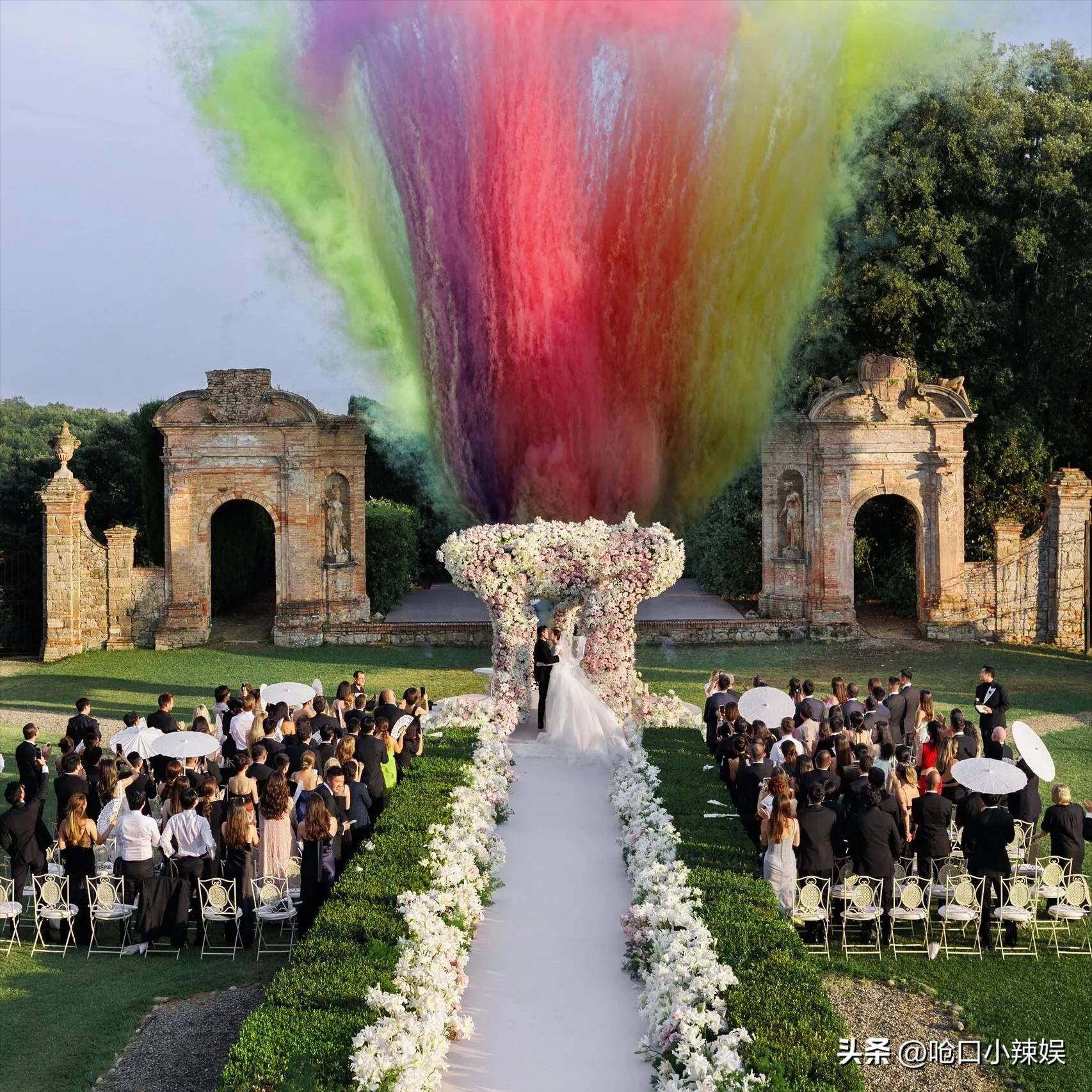 朴素婚纱遭嘲笑网友：一件珠宝都没有？CQ9电子平台吴千语大婚现场照翻车(图8)