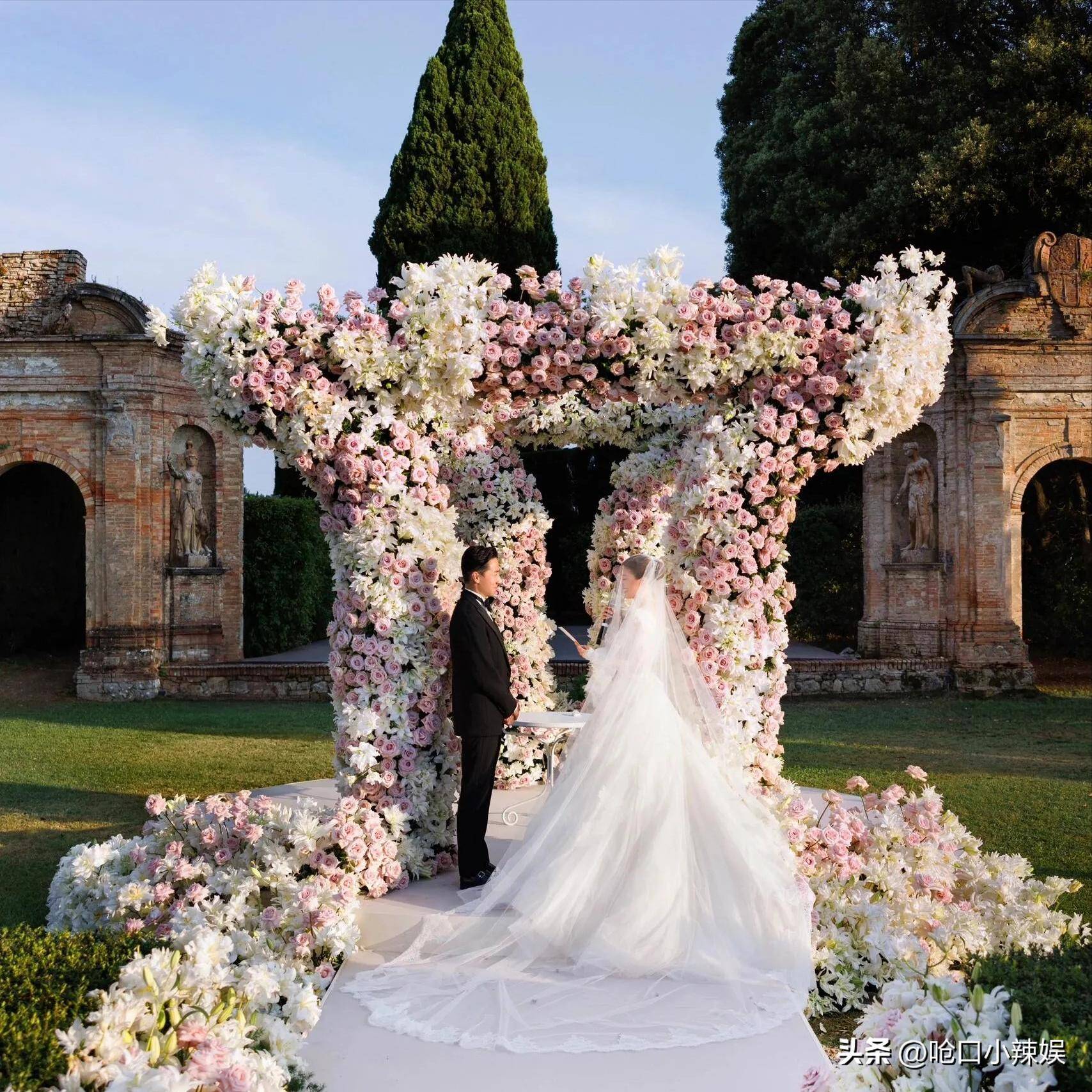 朴素婚纱遭嘲笑网友:一件珠宝都没有?CQ9电子平台吴千语大婚现场照翻车(图12) 朴素婚纱遭嘲笑网友:一件珠宝都没有?CQ9电子平台吴千语大婚现场照翻车(图12)