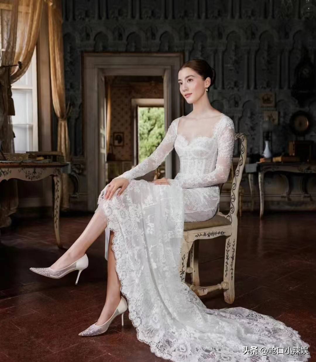 朴素婚纱遭嘲笑网友：一件珠宝都没有？CQ9电子平台吴千语大婚现场照翻车(图17)